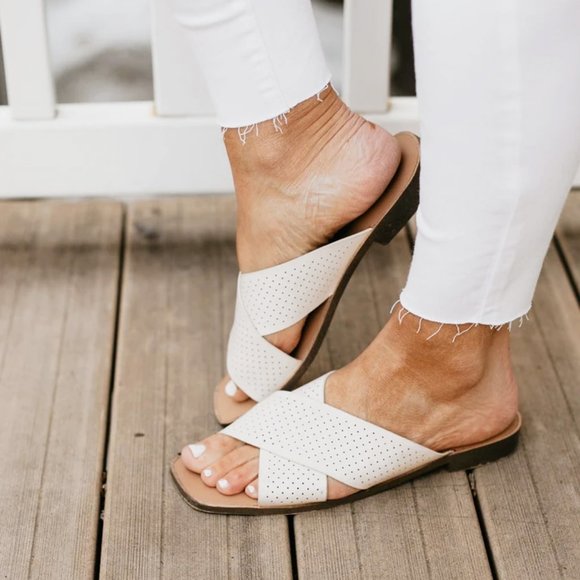 NEW Mi.iM White Perforated Slip On Slide Sandals - Picture 9 of 9